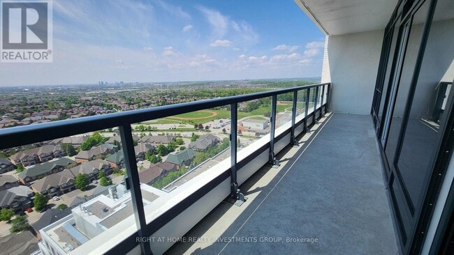 Building Photo - 7950-7950 Bathurst St