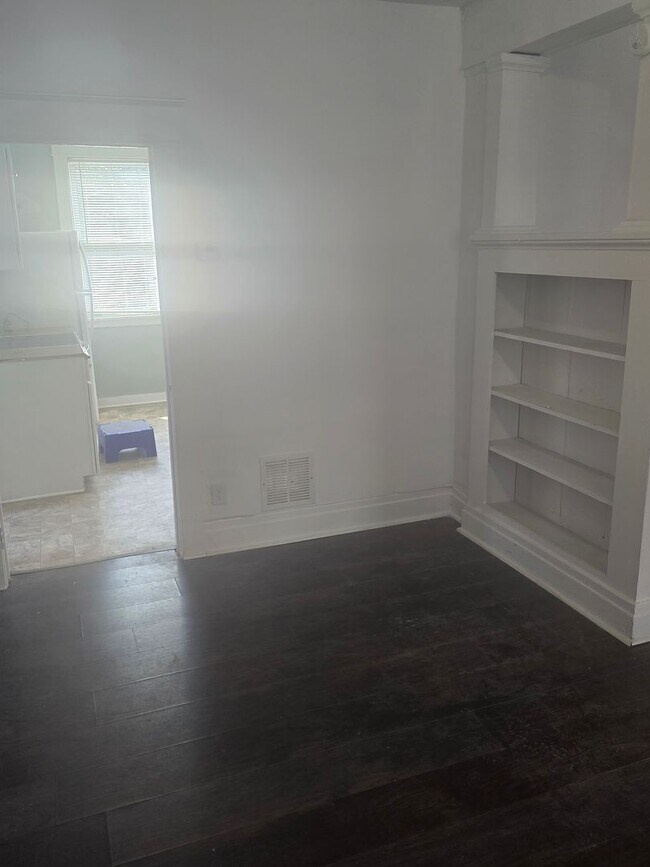 Foto del edificio - Three Bed 1 Bath Apartment for Rent!