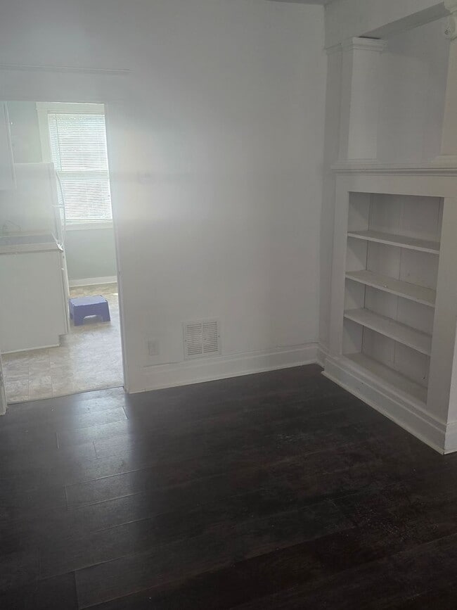 Building Photo - Three Bed 1 Bath Apartment for Rent!