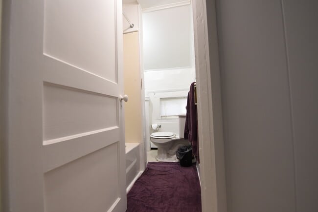 Building Photo - 318 School St