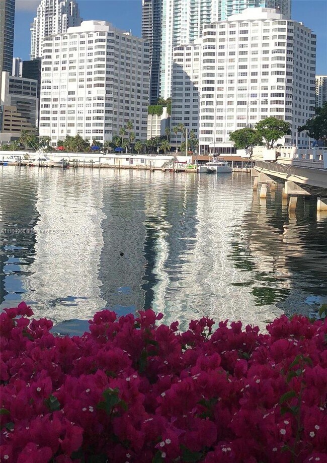Building Photo - 825 Brickell Bay Dr