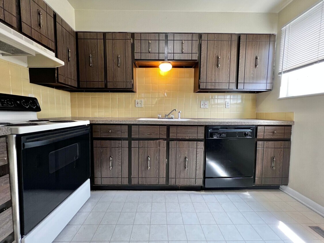 Foto principal - **Charming 2-Bedroom Downstairs Unit in Pr...