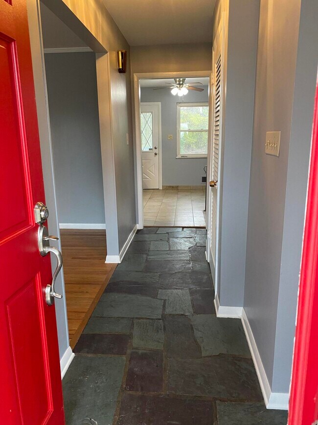 Building Photo - 4929 Sharon Hill Dr