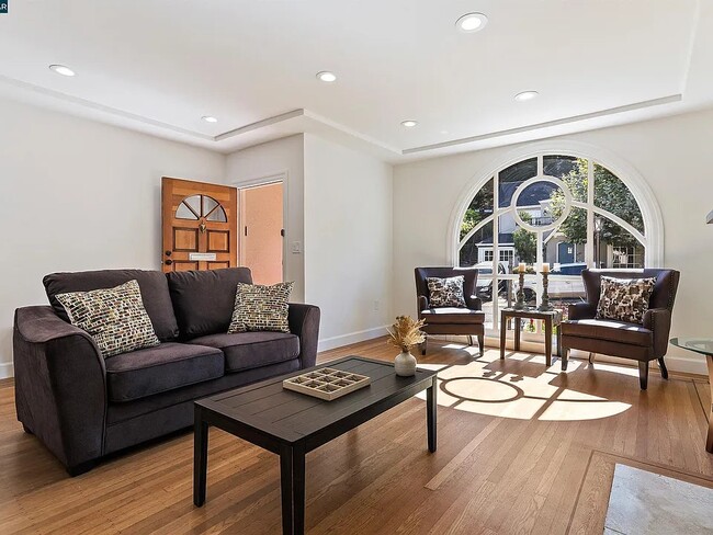 Building Photo - 942 Talbart St