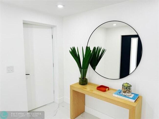 Building Photo - 1651 SW 13th Ave