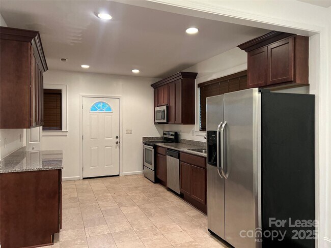 Foto del edificio - 424 Woodvale Pl