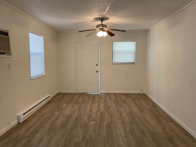 Building Photo - 1069