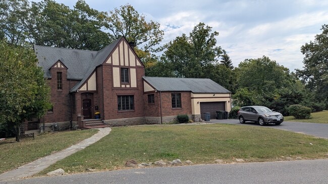 Building Photo - 78 Roe Ave