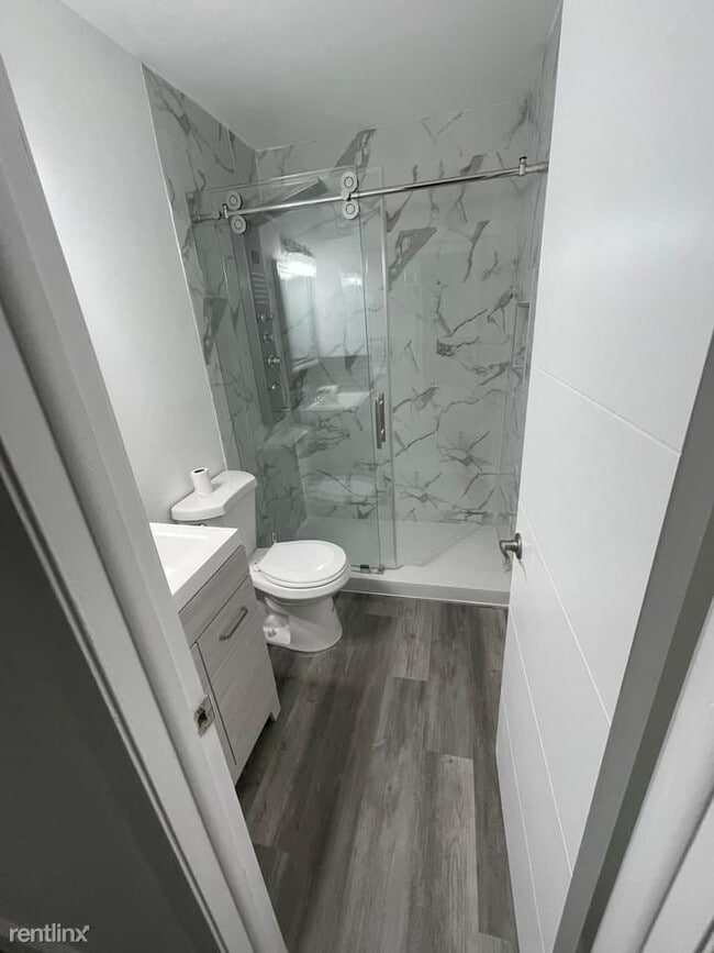 Building Photo - 4 br, 2 bath Townhome - 3509 NW 111th Ter