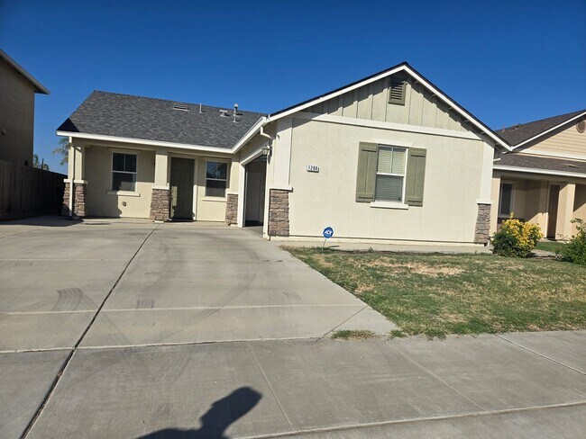 Foto del edificio - 3 Br 2 Bath Available 12/1