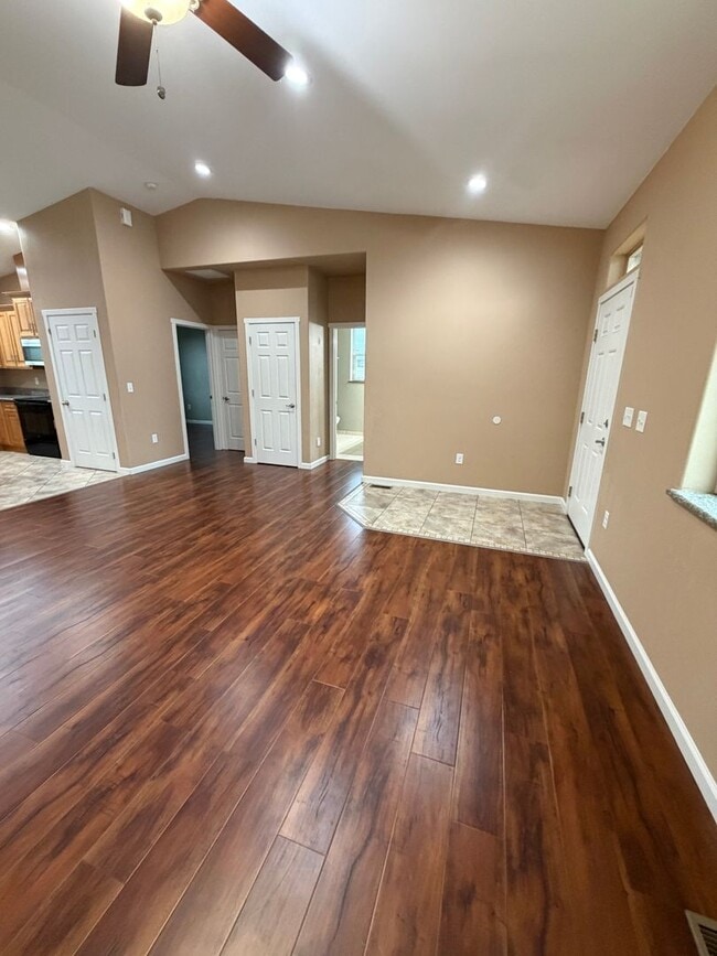 Foto del edificio - Beautiful Home In Quiet Neighborhood! Landscaping Included!