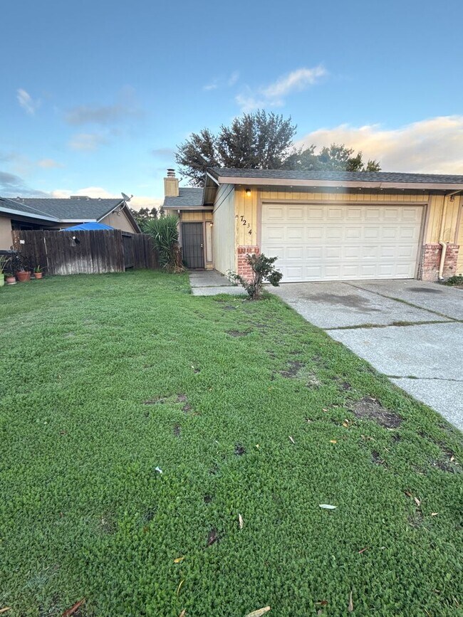 Foto del edificio - 7232-7234 Kelley Dr