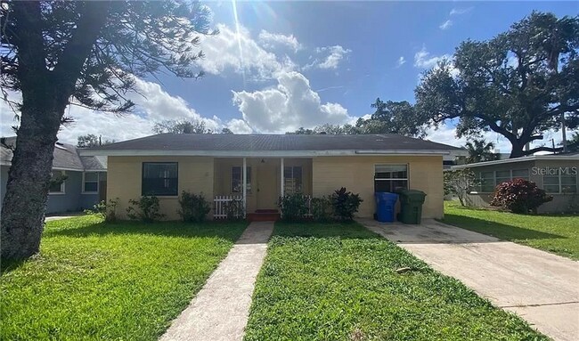 Foto del edificio - Spacious 3/2 home available now, and conveniently located near downtown and Manatee Hospital
