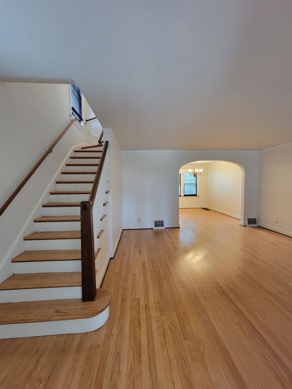 Building Photo - 10529 S Eberhart Ave