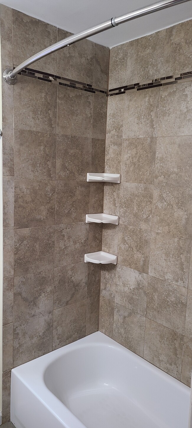 Tile shower surround - 724 E Circle St