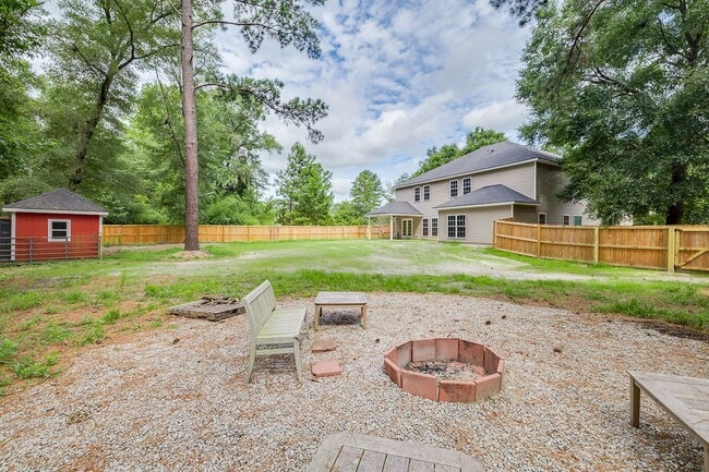 Building Photo - Spacious Custom 8 Bed 4.5 Bath Home on Lar...