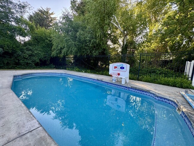 Foto del edificio - 2129 Creek Way