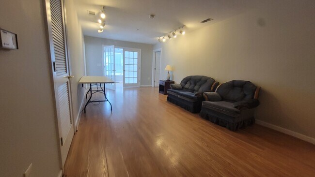 Foto del edificio - Fantastic three-bedroom three, three-bathroom condo! It is a perfect location for graduate studen...