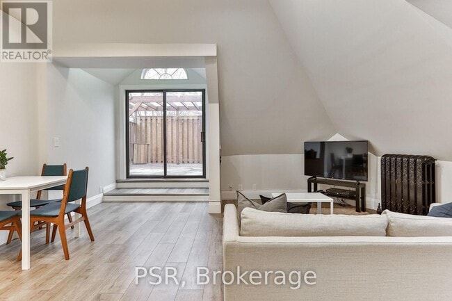 Building Photo - 264 Dovercourt Rd