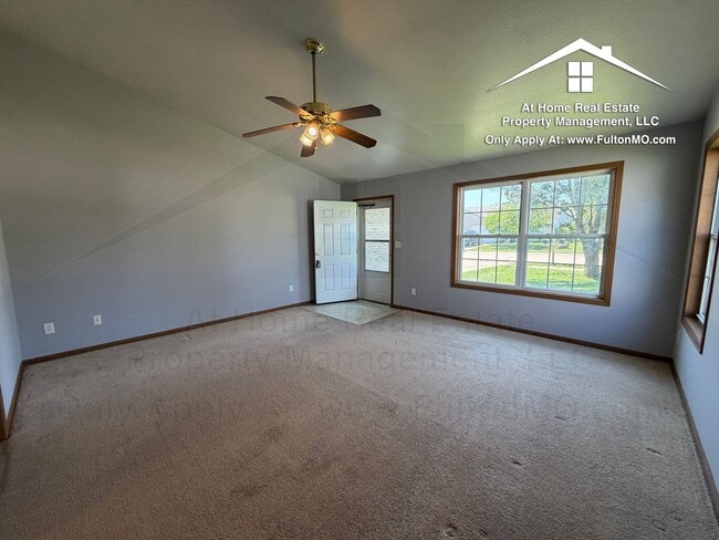 Building Photo - Sabre Circle 427–429 Duplex