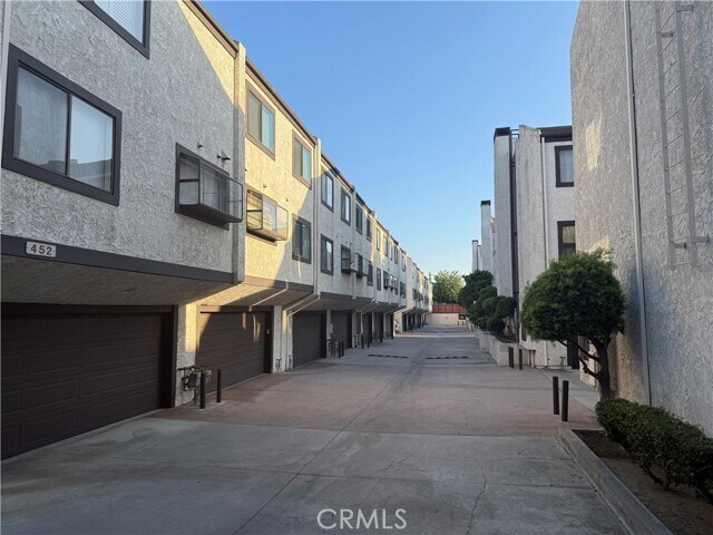 Foto del edificio - 452 W Huntington Dr