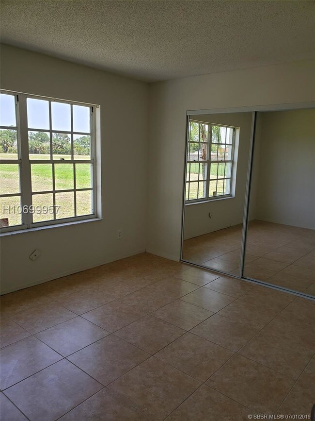 Building Photo - 1653 SE North Blackwell Dr