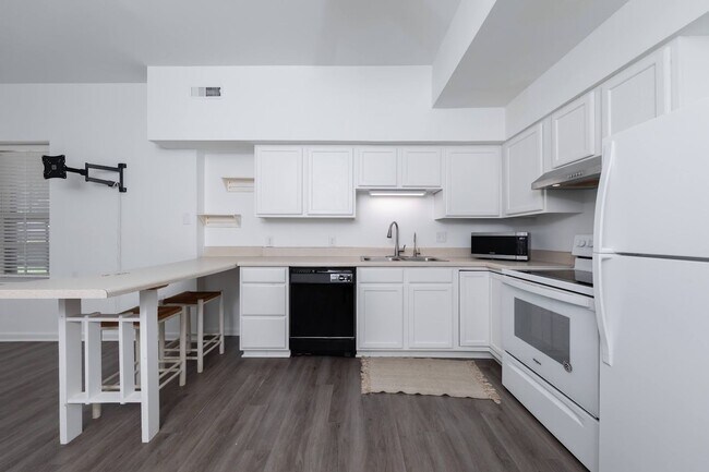 Building Photo - 310 Patriot Unit M, Williamsburg, VA  23185