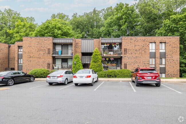 Front Exterior - Heritage Court Condominiums