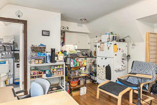 Building Photo - 608 W Washington-4