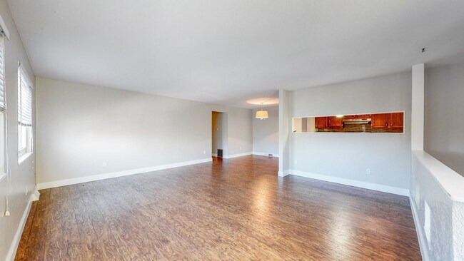 Building Photo - Spacious 2 bed/1 bath Townhome w/attached ...