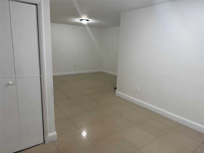 Building Photo - 1321 W 44th St
