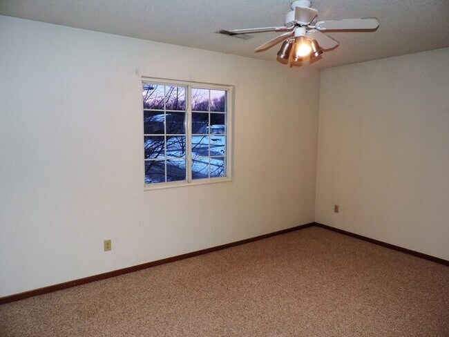 Foto del edificio - $910 | 2 Bedroom, 1 Bathroom 3rd Floor Con...