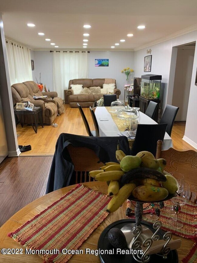 Foto del edificio - 295 Roosevelt Ave