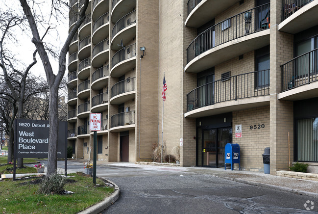 Building Photo - West Boulevard