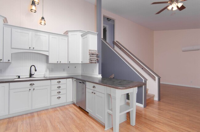 Building Photo - Updated 3 Bed 2 Bath Home With Brand New 2...