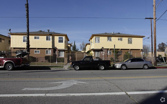 Primary Photo - 6955-6961 Fulton Ave