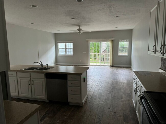 Building Photo - 3 Bedroom Townhome in Bloomington