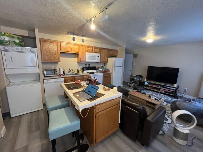 Building Photo - Prime Location Rental Available 8/7!