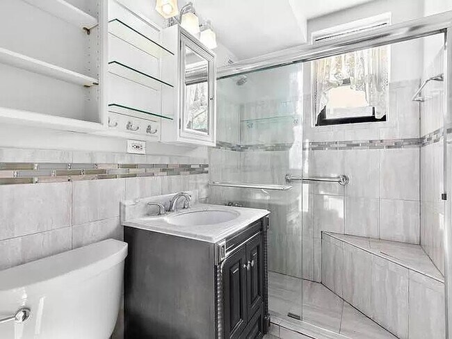 Foto del edificio - 1874 Pelham Pkwy S