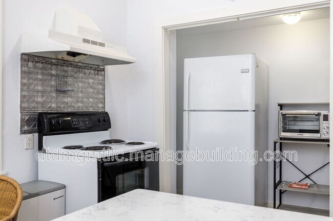 Foto del edificio - 110 E Craig Pl