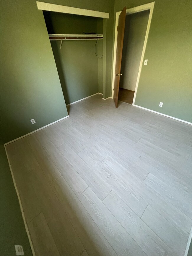 Building Photo - 615 Oriole Ave