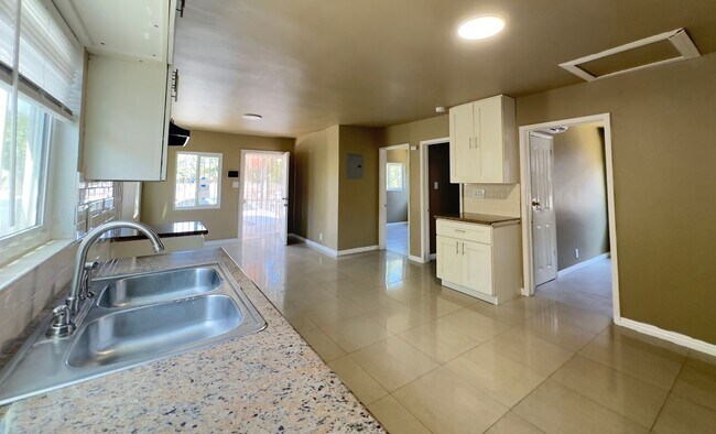 Foto del edificio - 802 E 111th Dr