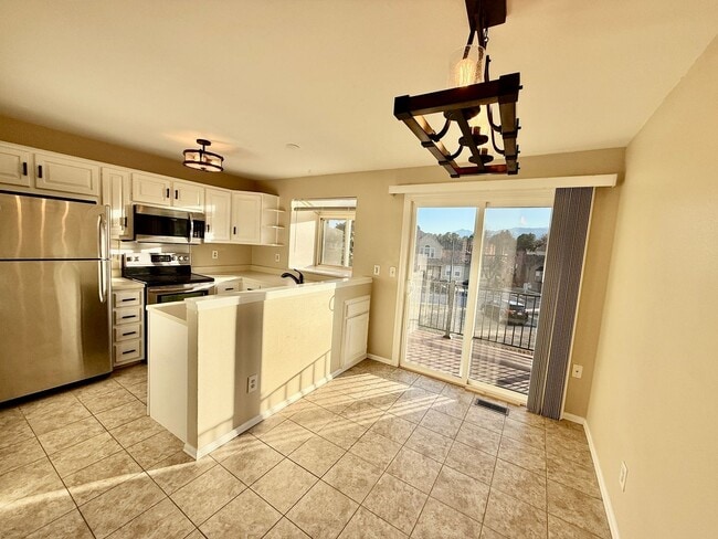 Building Photo - Beautifully Maintained 3 bedroom, 3.5 bath Home on West side