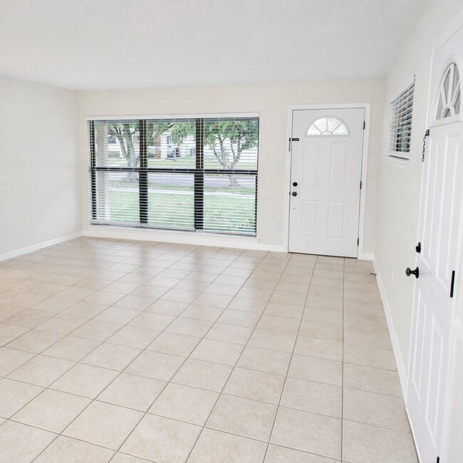 Building Photo - 727 Engel Dr