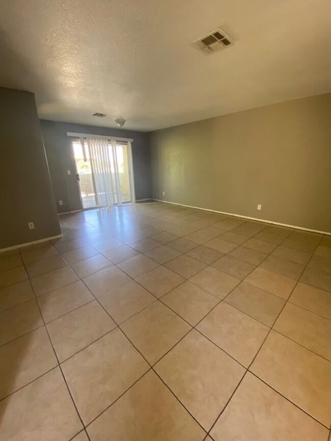 Foto del edificio - Very Nice Second Floor Condo!!!