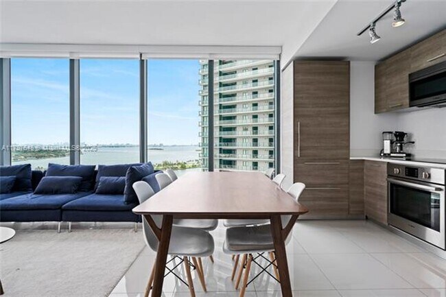 Foto del edificio - 650 NE 32nd St