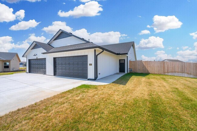 Foto del edificio - Town Home with 2 Car Garage - Pets Welcome
