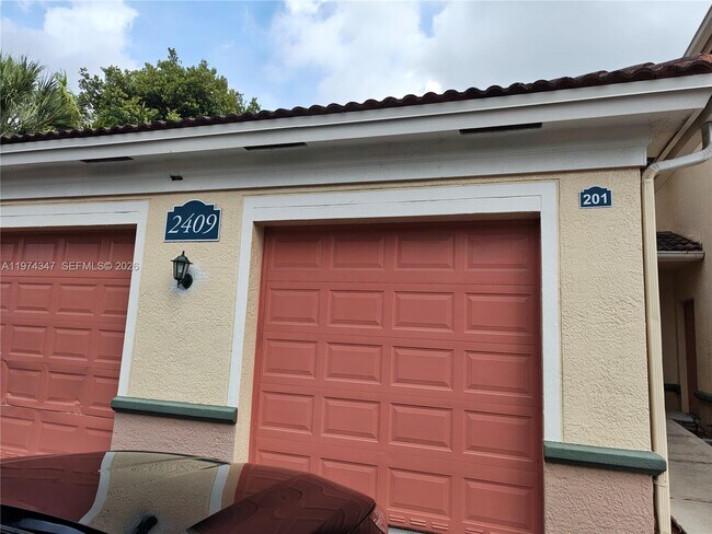 Foto del edificio - 2409 Centergate Dr