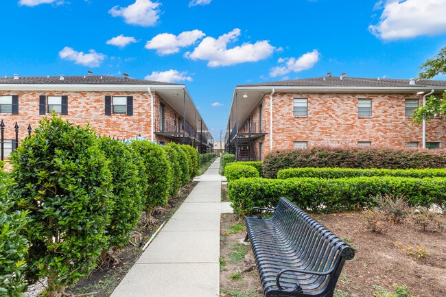 Building Photo - Lakeside V