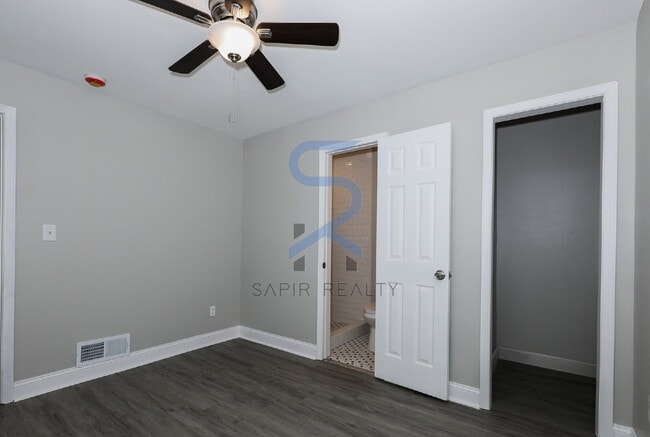 Photo - Move in before November 15th and choose yo... Apartment